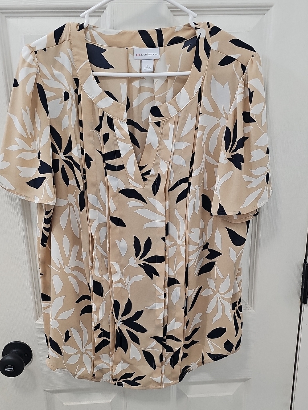 Liz Claiborne Beige Floral Short-Sleeve Top with Black & White Leaf Print